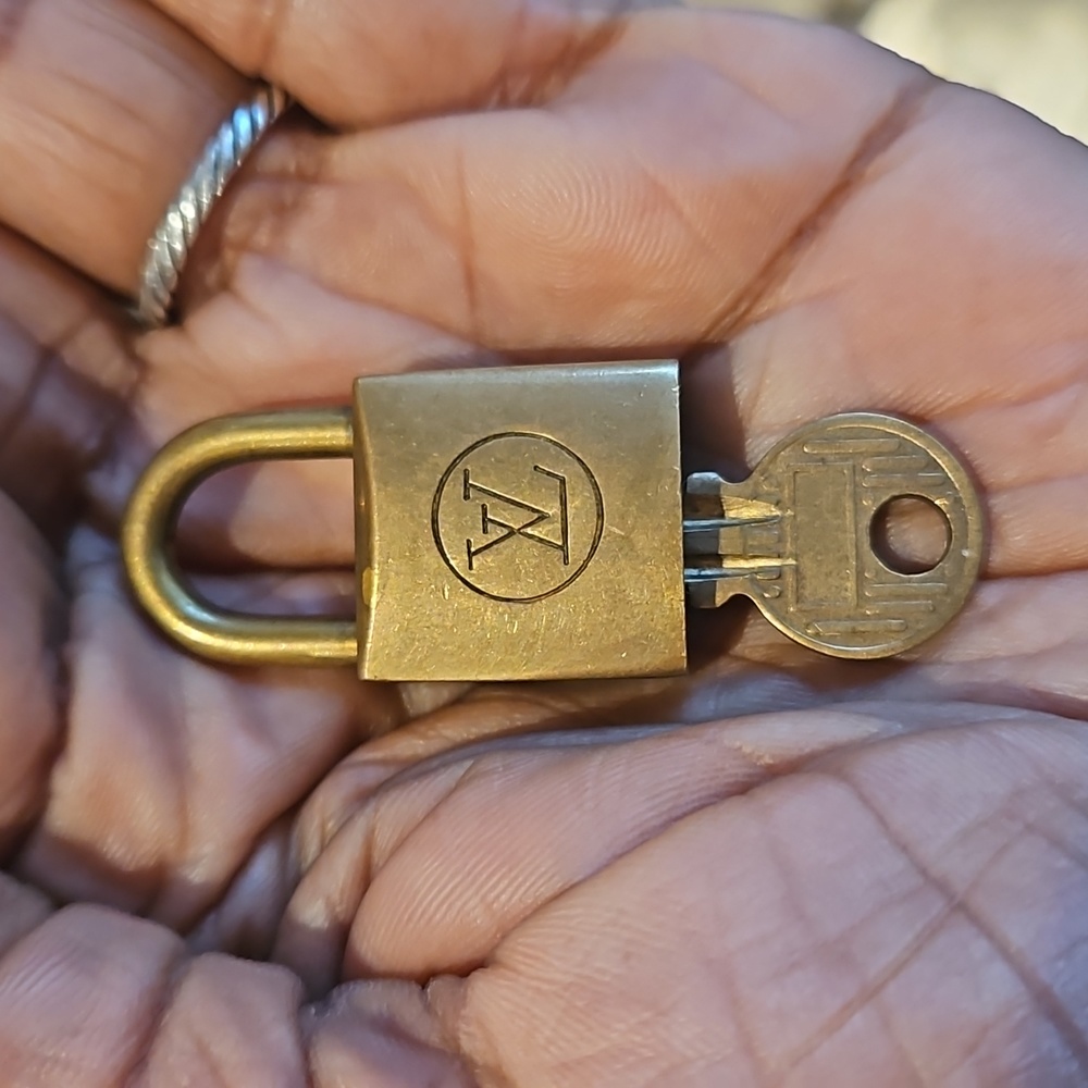 (ONE) 1 Authentic Louis Vuitton Lock & Key Set - Picture 15 of 17